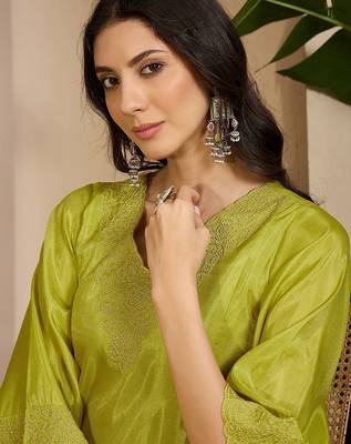 Embroidered v-neck kurta & trousers kurta sets 3