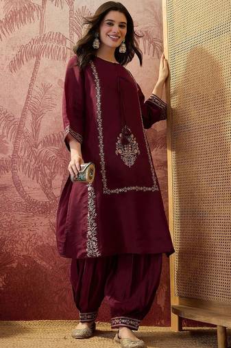 Embroidered round-neck kurta & harem pants
