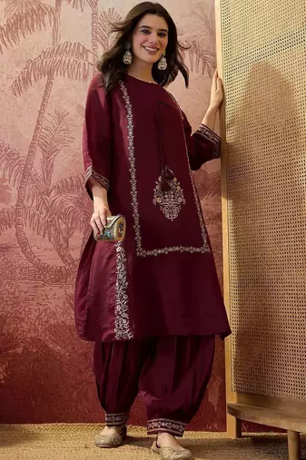 Embroidered round-neck kurta & harem pants