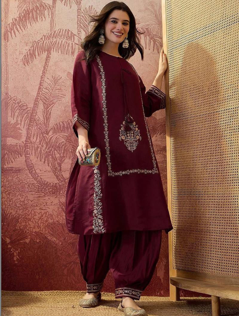 Embroidered round-neck kurta & harem pants