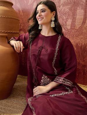 Embroidered round-neck kurta & harem pants 2