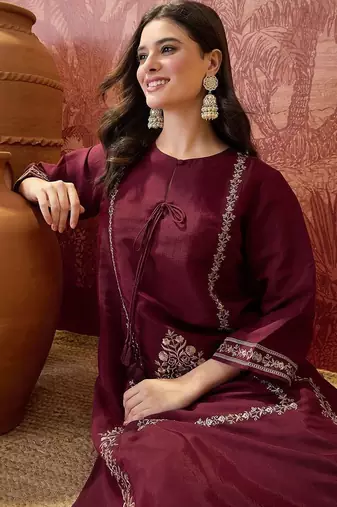 Embroidered round-neck kurta & harem pants