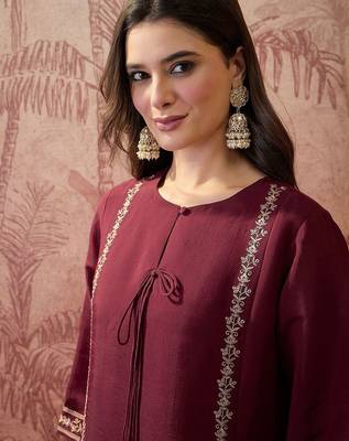 Embroidered round-neck kurta & harem pants 3