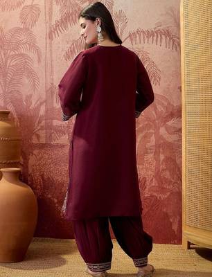 Embroidered round-neck kurta & harem pants 5