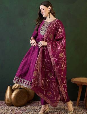Floral embroidered layered kurta with trouser & dupatta 5
