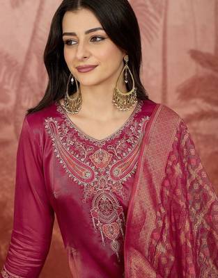 Zari sequence thread embroidered v-neck straight kurta & trousers with dupatta 3
