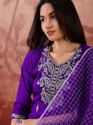 Embroidered v-neck kurta & trousers set 2