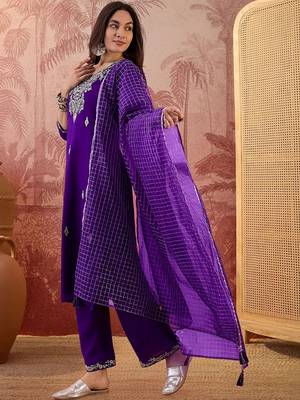 Embroidered v-neck kurta & trousers set 3