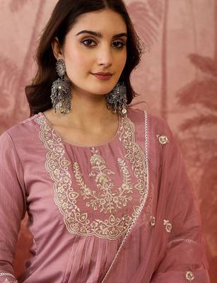 Women floral embroidered pleated sequinned kurta with trousers & with dupatta 3