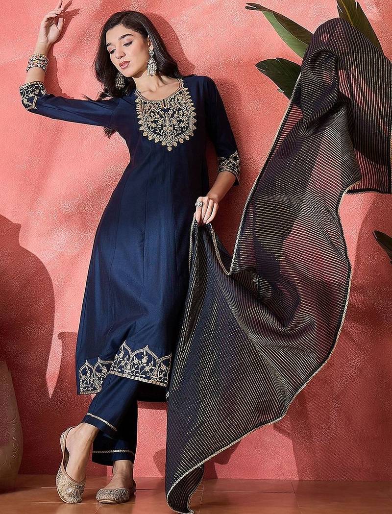 Floral embroidered pleated sequinned straight kurta with trousers & dupatta