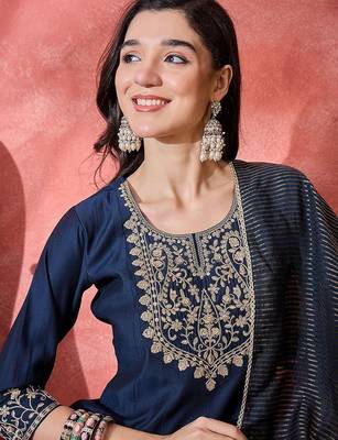Floral embroidered pleated sequinned straight kurta with trousers & dupatta 2