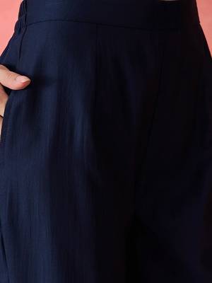 Floral embroidered pleated sequinned straight kurta with trousers & dupatta 3