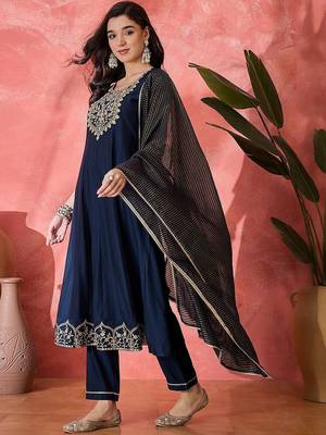 Floral embroidered pleated sequinned straight kurta with trousers & dupatta 5