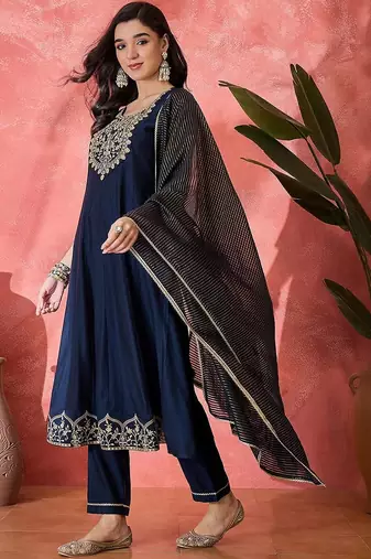 Floral embroidered pleated sequinned straight kurta with trousers & dupatta