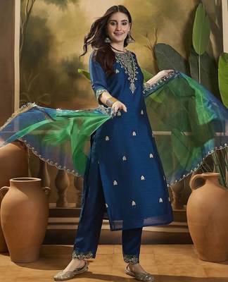 Embroidered sequence kurta trousers with dupatta 1