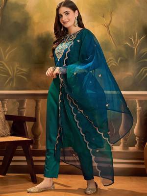 Sequence thread embroidered kurta & trousers with dupatta 4