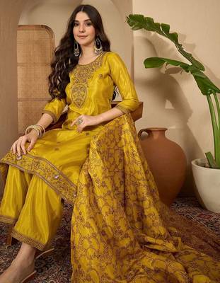 Zari sequence thread embroidered kurta with trousers & dupatta 2