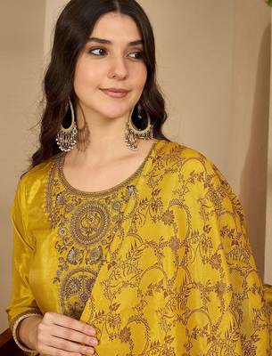 Zari sequence thread embroidered kurta with trousers & dupatta 3