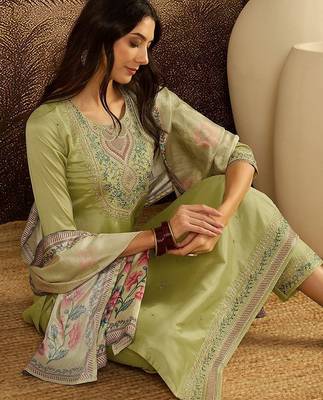 Embroidered round neck kurta & trousers with dupatta 2