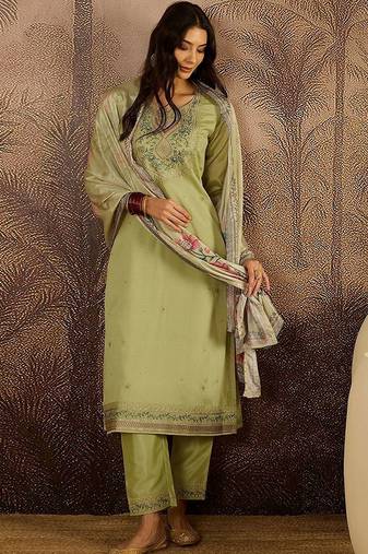 Embroidered round neck kurta & trousers with dupatta