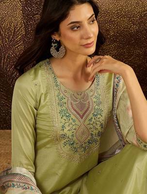 Embroidered round neck kurta & trousers with dupatta 3