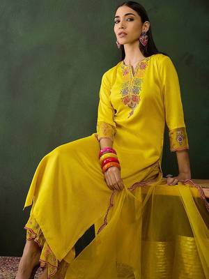 Women embroidered three quarter sleeves kurta & trousers with dupatta 1