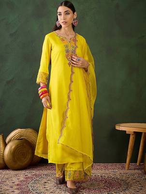 Women embroidered three quarter sleeves kurta & trousers with dupatta 2