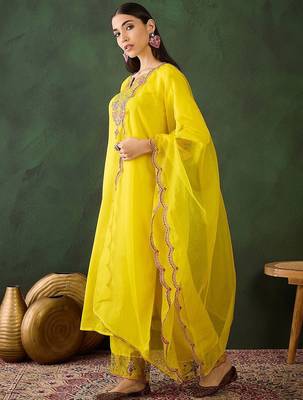 Women embroidered three quarter sleeves kurta & trousers with dupatta 4