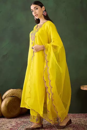 Women embroidered three quarter sleeves kurta & trousers with dupatta