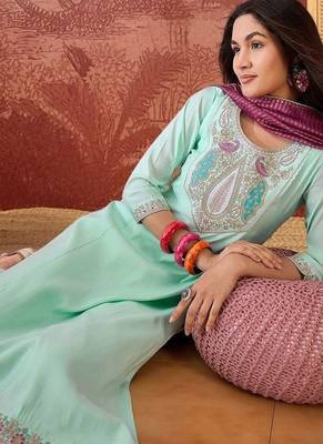 Embroidered round neck kurta & trousers kurta set 2