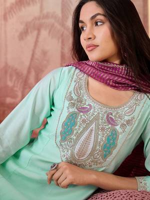 Embroidered round neck kurta & trousers kurta set 3