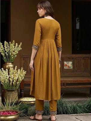Embroidered v-neck kurta & trousers 2
