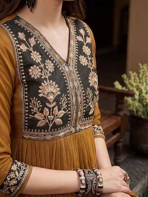 Embroidered v-neck kurta & trousers 3
