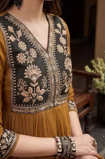 Embroidered v-neck kurta & trousers