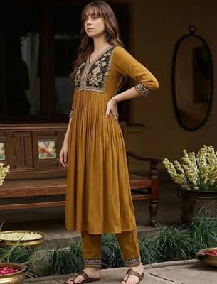 Embroidered v-neck kurta & trousers 4