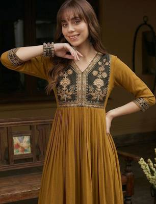 Embroidered v-neck kurta & trousers 5
