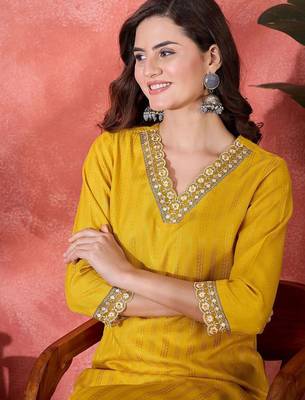 Women floral embroidered kurta with trousers 2