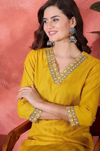 Women floral embroidered kurta with trousers