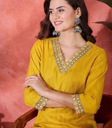 Women floral embroidered kurta with trousers