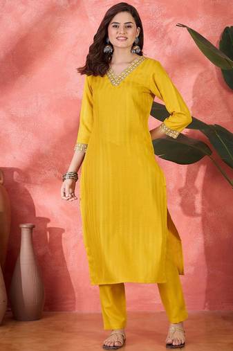 Women floral embroidered kurta with trousers