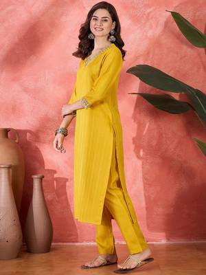 Women floral embroidered kurta with trousers 4