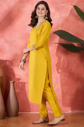 Women floral embroidered kurta with trousers
