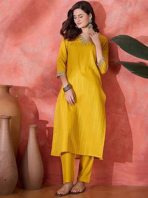 Women floral embroidered kurta with trousers 5