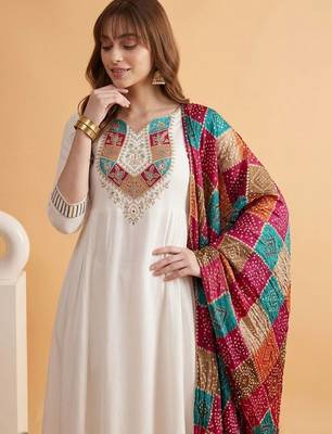 Embroidered notched neck kurta & trousers with dupatta 2