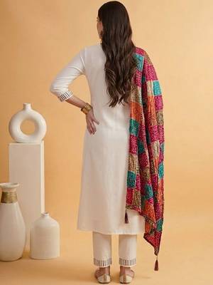 Embroidered notched neck kurta & trousers with dupatta 3