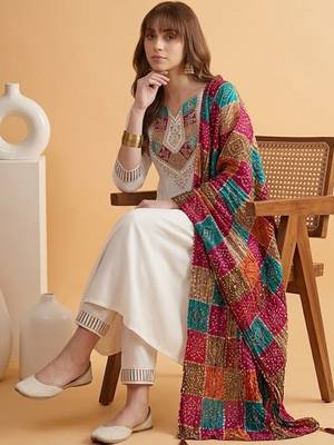 Embroidered notched neck kurta & trousers with dupatta 4
