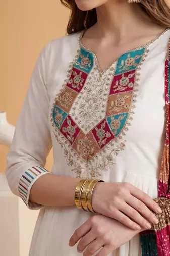 Embroidered notched neck kurta & trousers with dupatta