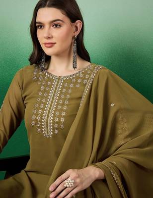 Olive green floral embroidered sequinned straight kurta with trouser & dupatta 2