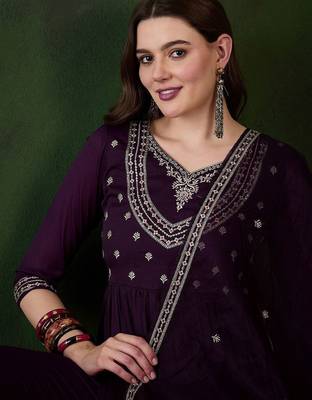 Purple floral embroidered zari kurta with trousers & dupatta 2