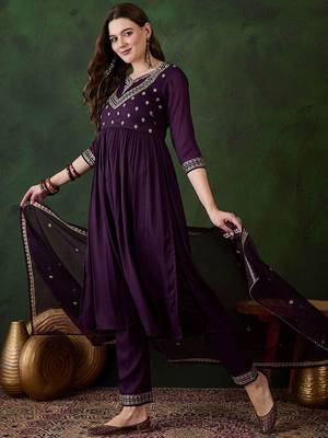 Purple floral embroidered zari kurta with trousers & dupatta 5